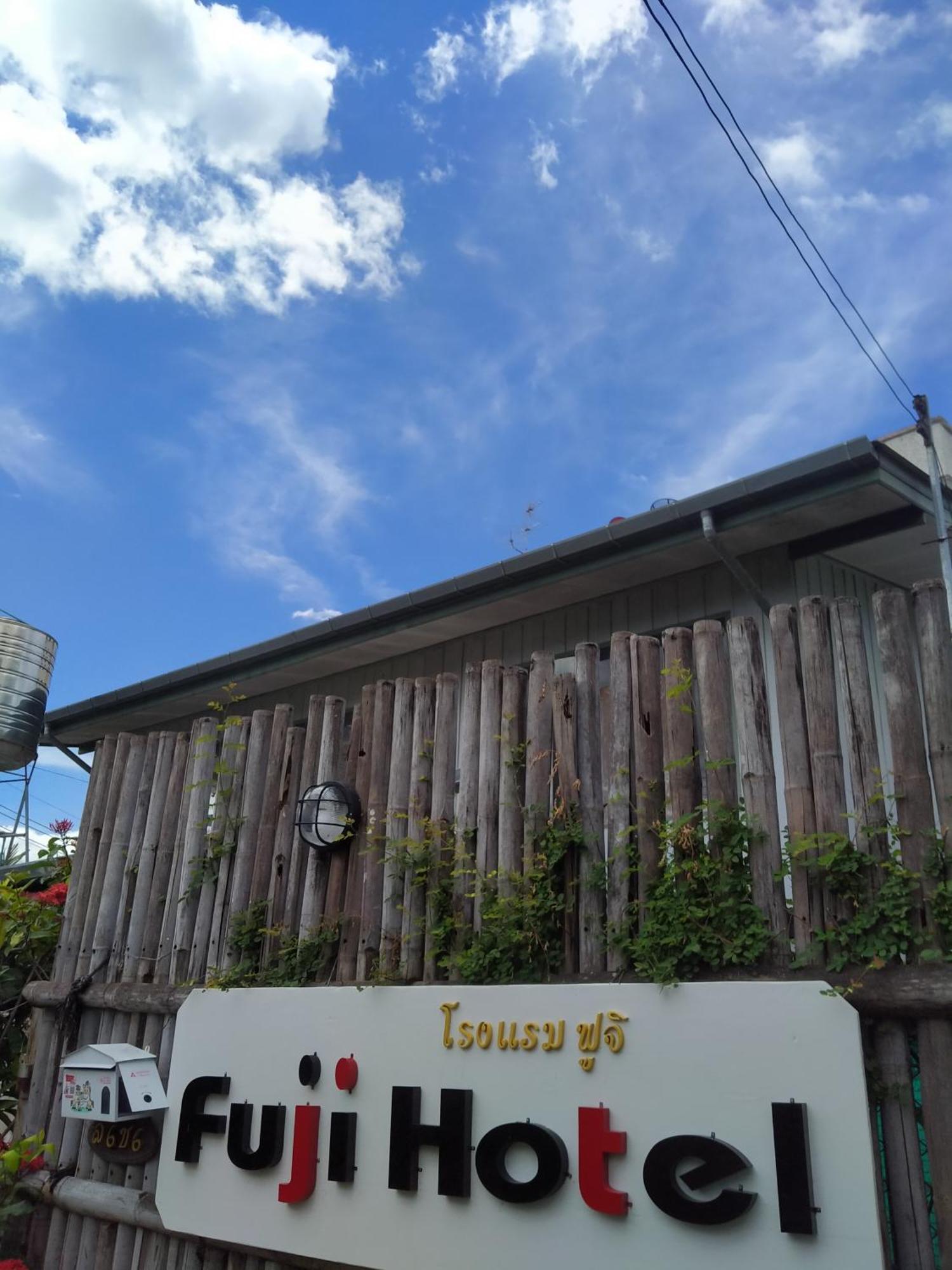 A Pousada Sakura House Chiang Mai Exterior foto